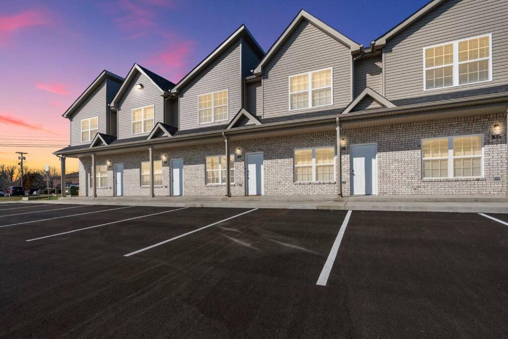 Make Lemonade In Luxury W King Bed And Free Parking Plus 40 Minutes To Nashville Clarksville Buitenkant foto
